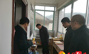 石门：慰问留在深山学校过年的吉林籍教师