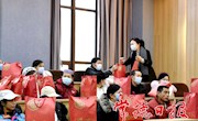 市妇联为“就地过年”群体送温暖