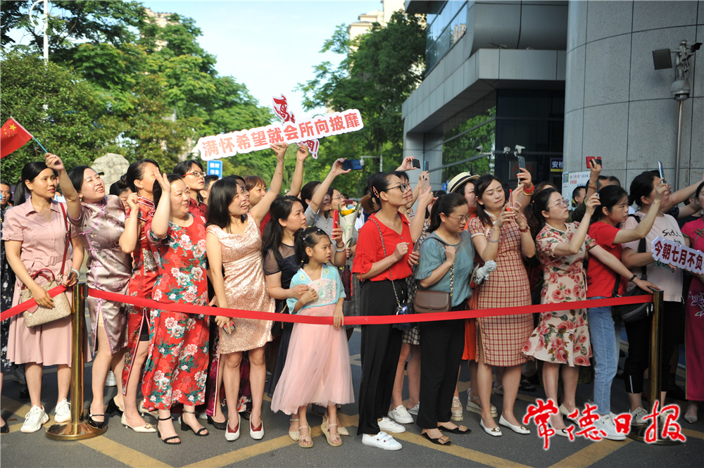 6月7日，送考家长拿着标语牌为考生加油鼓劲。陈欢 摄.jpg