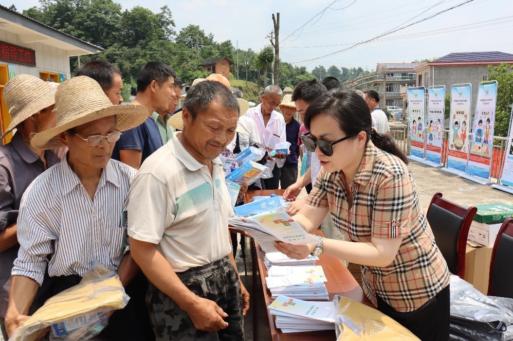 澳门金沙博彩娱乐平台疾控中心主任刘凤姣（右一）对村民进行食品安全科普宣传。.jpg