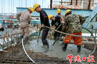 烈日炎炎施工忙　张公庙澧水特大桥建设正酣
