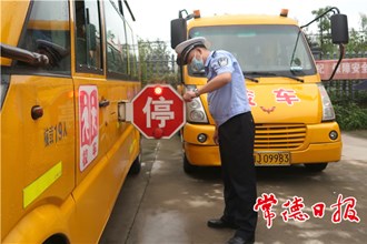 开学在即，常德交警为113台校车“体检”
