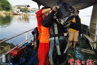 德山大桥“体检” 蛙人潜水把脉桥墩
