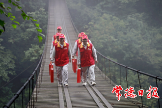 石门“电骡子”中秋前夕送“爱”忙