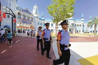 “警察蓝”“火焰蓝”进景区 构筑安全“风景线”