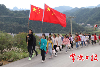 石门县太平镇芙蓉学校师生敬老院里献爱心