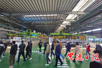 【经济】全国20位网络名人桃花源里看“智造”