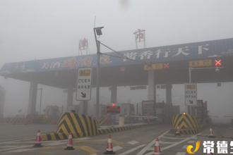 【津市市】大雾天气 交警全员上岗保平安