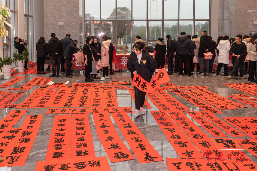 1月21日，桃源县书法家协会组织一批骨干会员走进桃源高新区，为园区员工义务写春联、送祝福。周桂成 摄.jpg