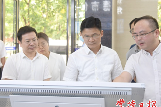 曹志强调研人社工作时强调：坚持人社事业为人民 千方百计惠民生促发展