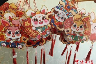 【社会】元宵佳节将至 常德花灯应节热卖