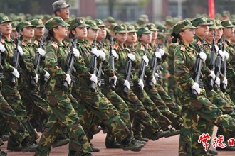 【教育】搭建模拟战场，演练战场救护 常德职业技术学院军训展演“动真格”