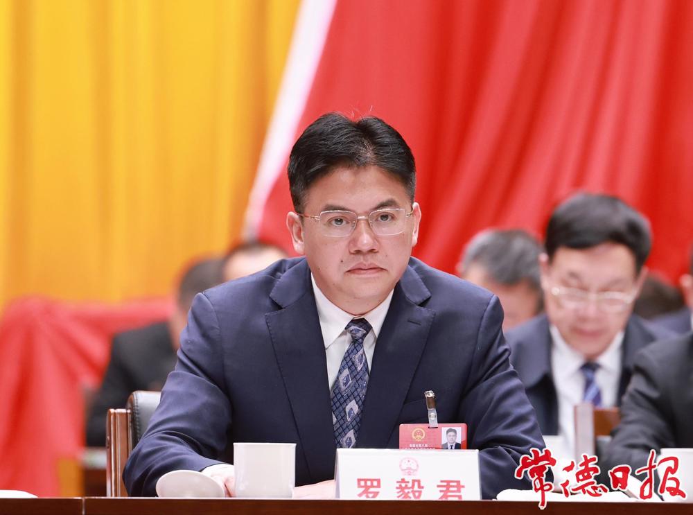 罗毅君出席会议