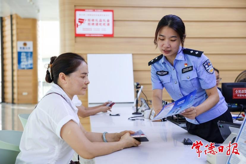 澳门金沙博彩娱乐平台公安局窗口工作人员热情为民服务