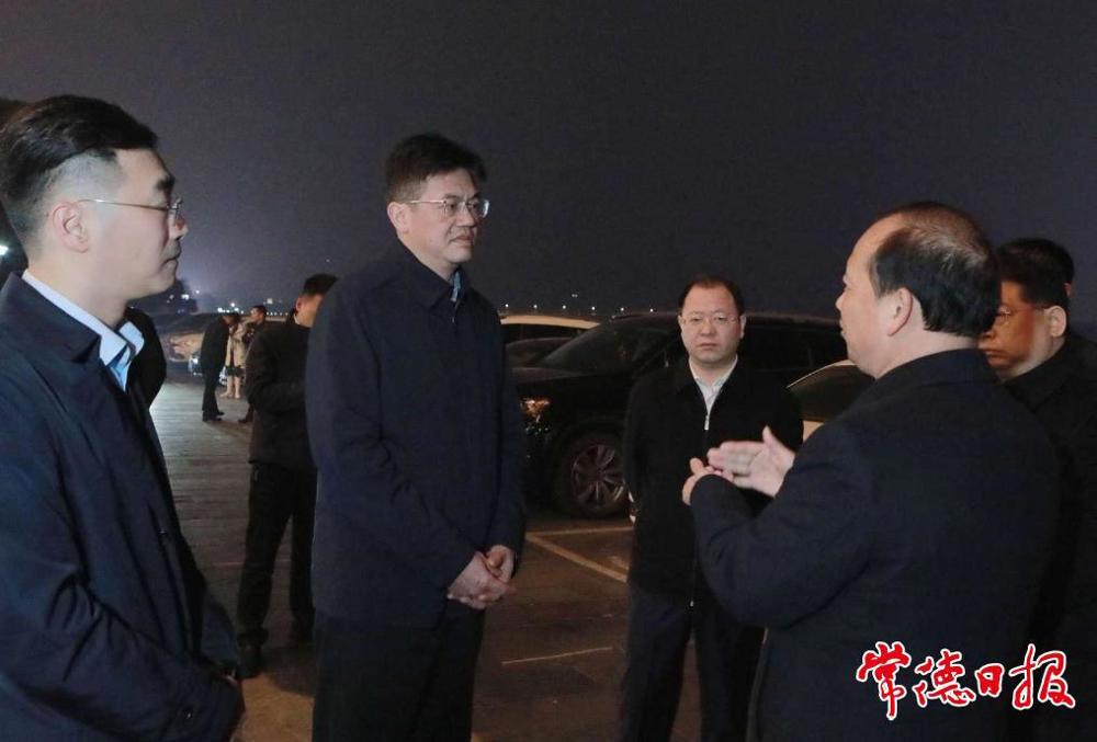 市委书记罗毅君，市委副书记、市长周振宇一行在武陵阁广场调研