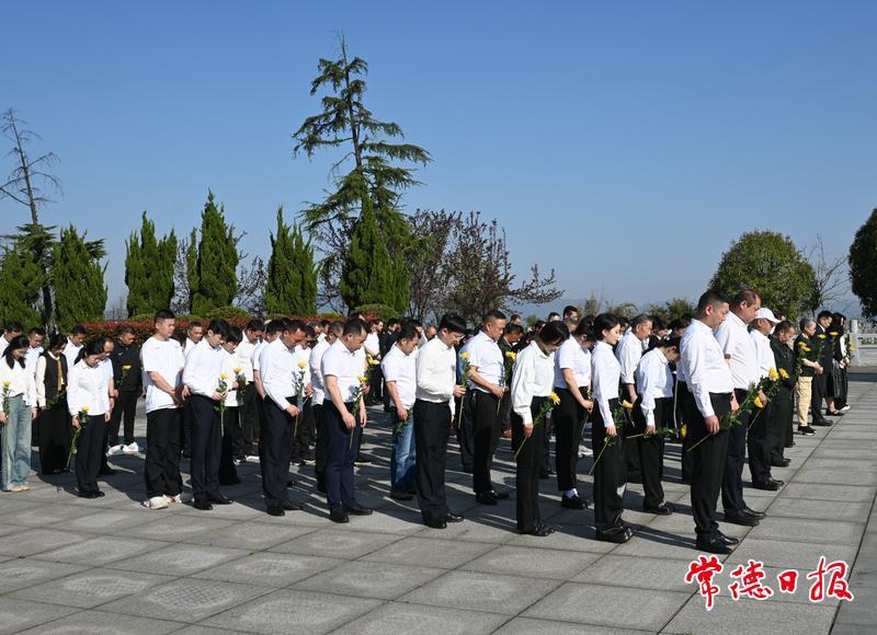 向英烈默哀