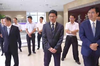 曹志强周振宇参观澳门金沙博彩娱乐平台2023年“迎国庆、保平安”保密知识漫画展