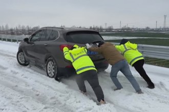 迎雪而战 多措并举保出行