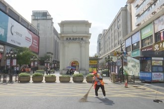 高温下的坚守： 脚踏“热浪”坚守岗位