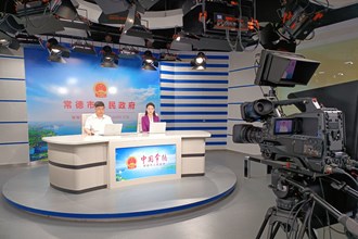 以工业化的理念抓农村产业发展，以城镇化的思路抓乡村建设与管理