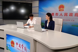 牢固树立“绿水青山就是金山银山”理念，深入推进生态文明建设